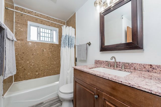 3332 N Lewis Avenue, Waukegan, IL 60087