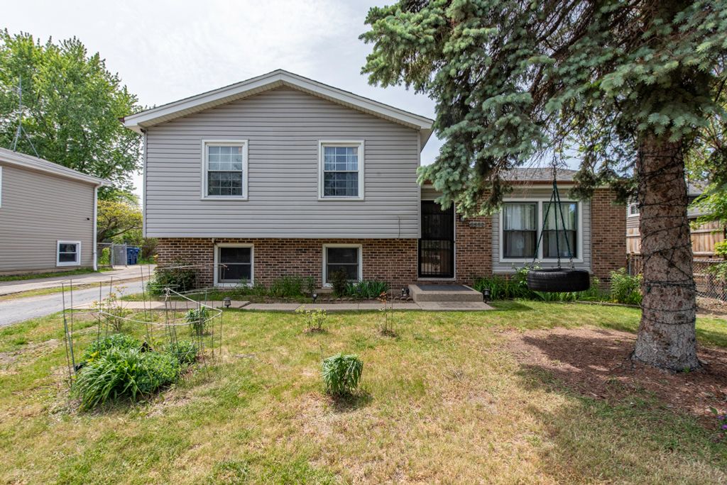 3332 N Lewis Avenue, Waukegan, IL 60087