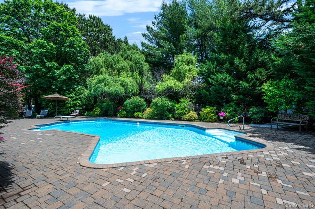 191 Natures Lane, Miller Place, NY 11764