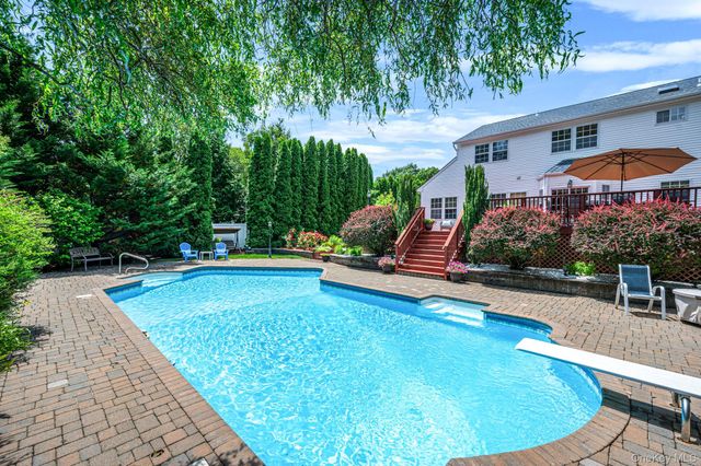 191 Natures Lane, Miller Place, NY 11764