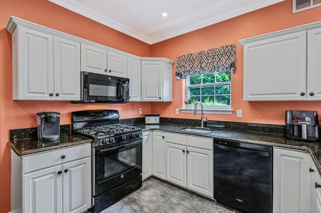 191 Natures Lane, Miller Place, NY 11764