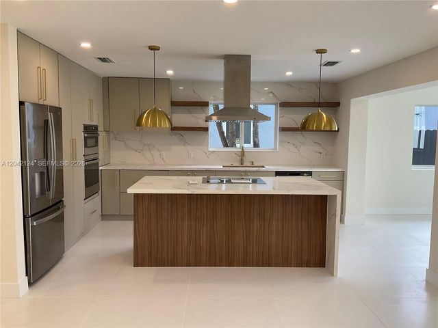 2315 NW 3rd St, Miami, FL 33125