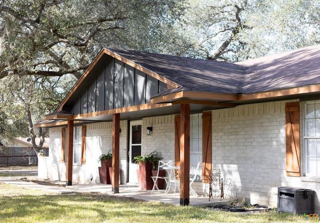 188 Cavalry Rd, Victoria, TX 77905