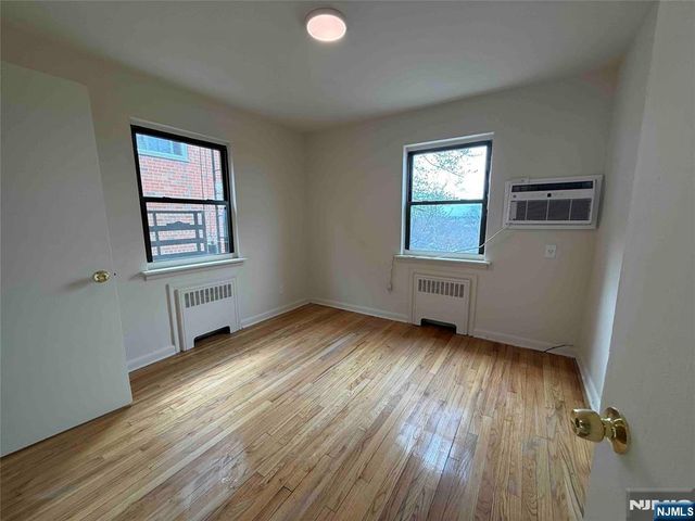 428 Northwood Way 1, Palisades Park, NJ 07650