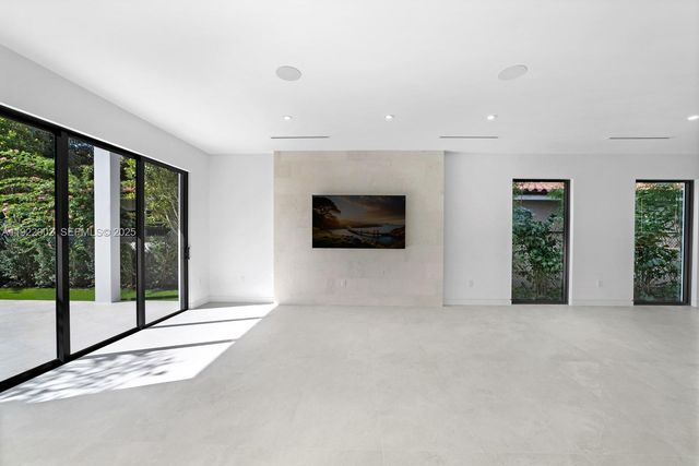 2610 SW 17th St, Miami, FL 33145