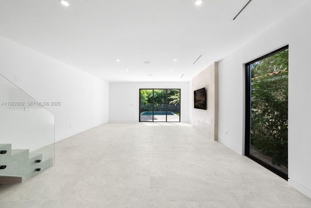 2610 SW 17th St, Miami, FL 33145