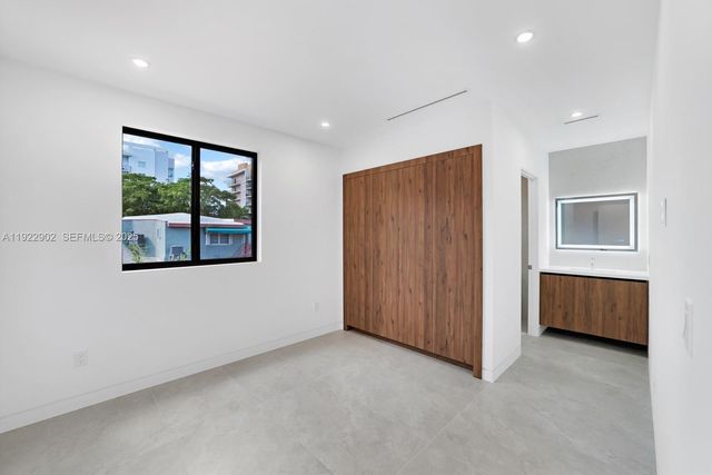 2610 SW 17th St, Miami, FL 33145