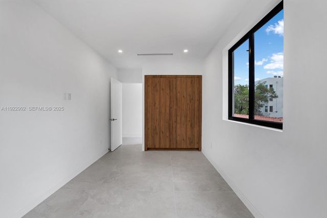 2610 SW 17th St, Miami, FL 33145