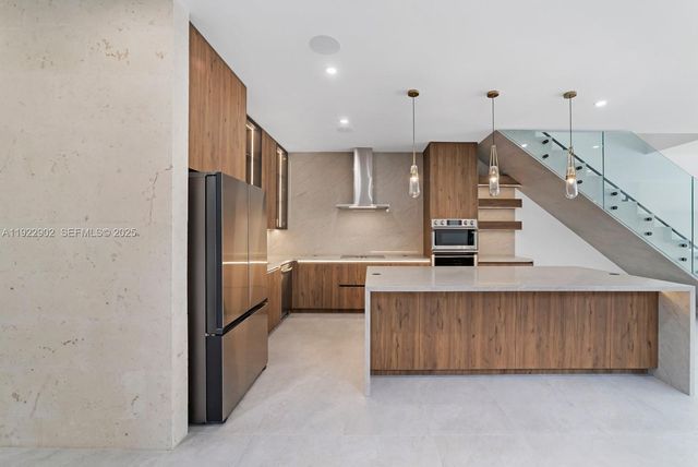 2610 SW 17th St, Miami, FL 33145