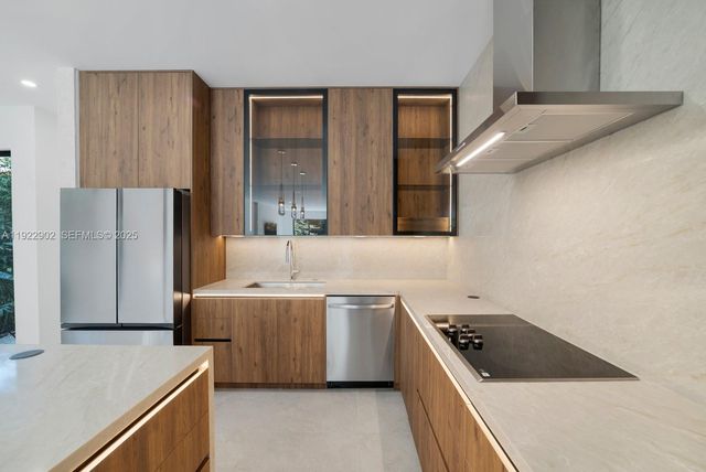 2610 SW 17th St, Miami, FL 33145