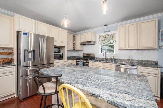 60 White Parkway, North Smithfield, RI 02896