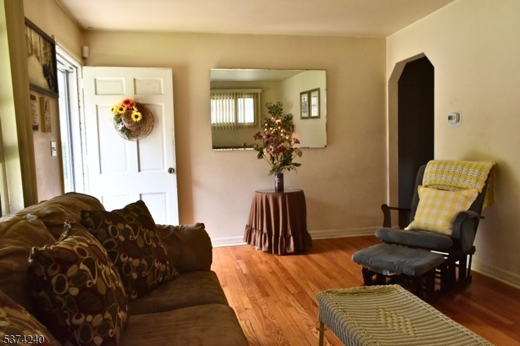 19 Florence Pl, Elmwood Park Boro, NJ 07407