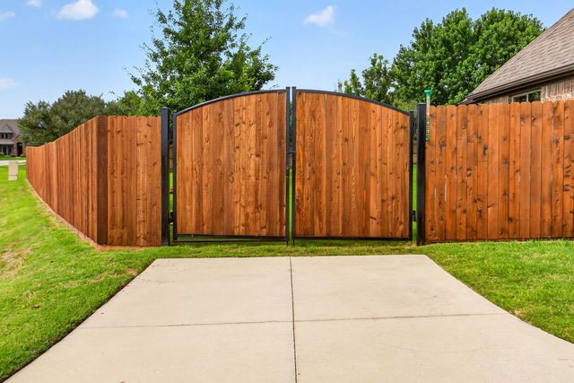 1201 Bluff Springs Drive, Fort Worth, TX 76052