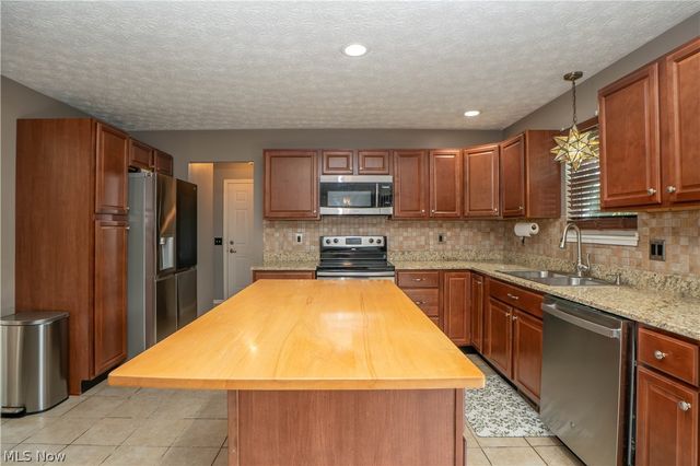 6526 Sugargrove Circle NE, Canton, OH 44721