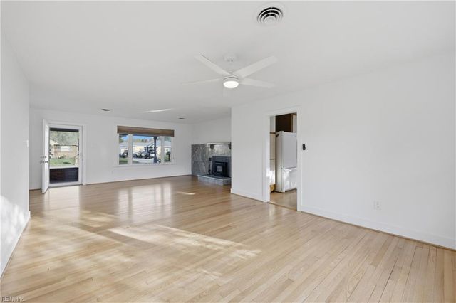 204 E McGinnis CIR, Norfolk, VA 23502