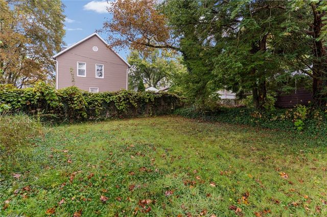 895 Alcoma St, Sharon, PA 16146