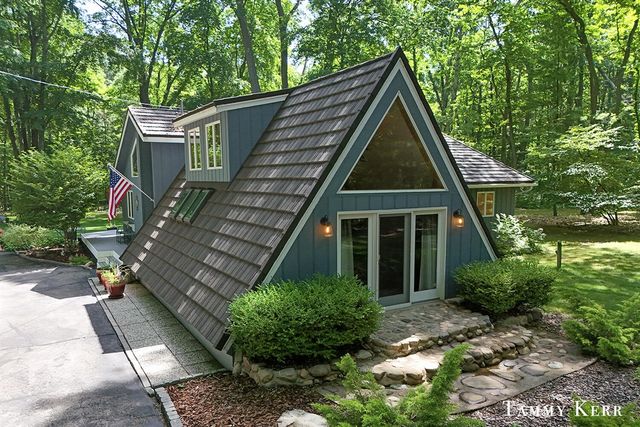 6051 Old Allegan Road, Saugatuck, MI 49453