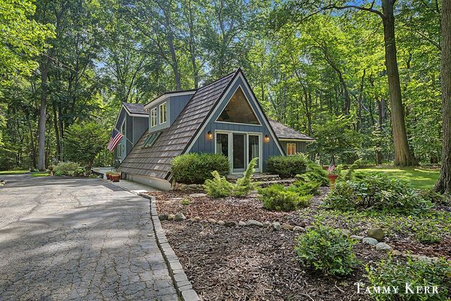 6051 Old Allegan Road, Saugatuck, MI 49453