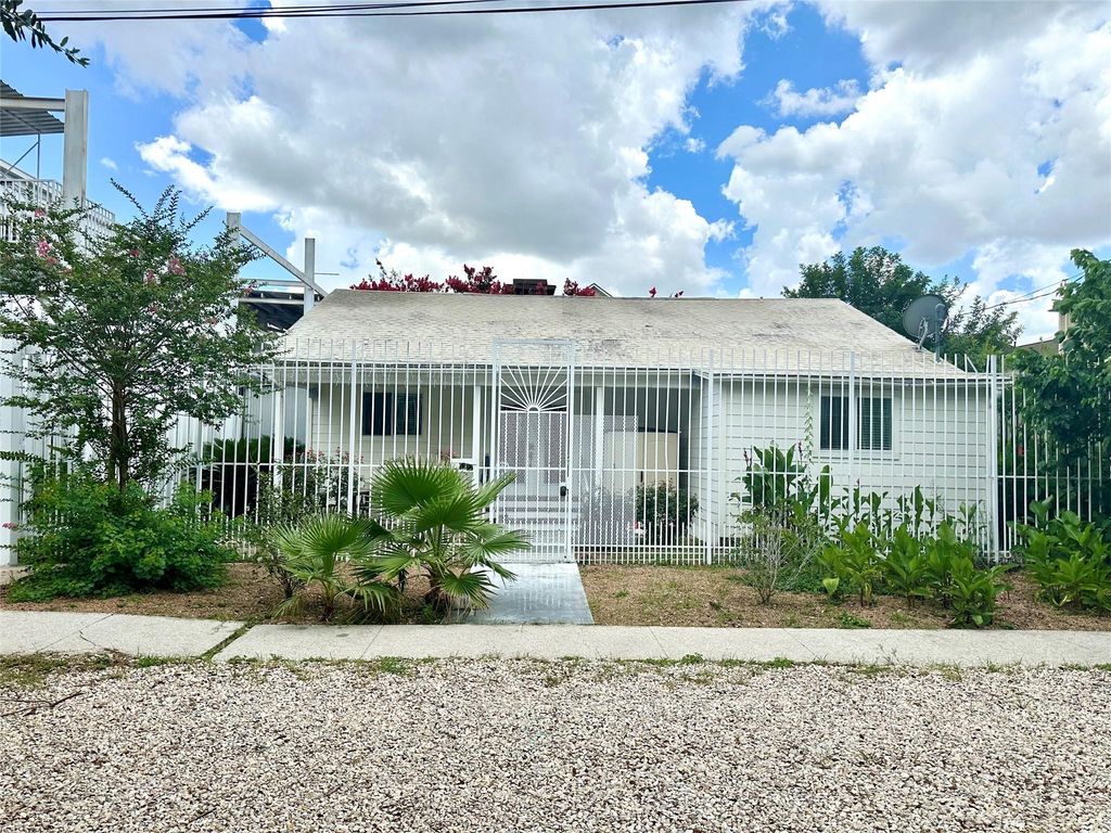 5223 Schuler Street, Houston, TX 77007
