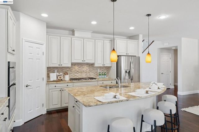 123 Benmore Dr, Hayward, CA 94542