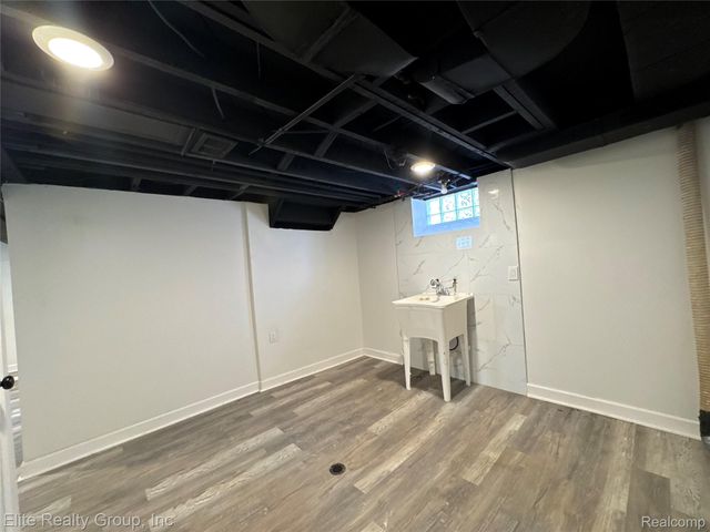 19351 Plainview Avenue W, Detroit, MI 48219