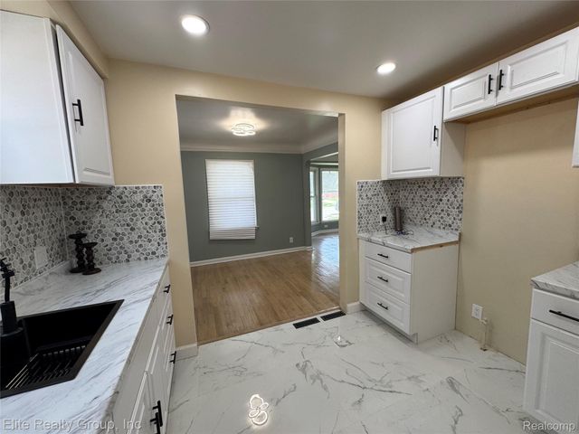 19351 Plainview Avenue W, Detroit, MI 48219