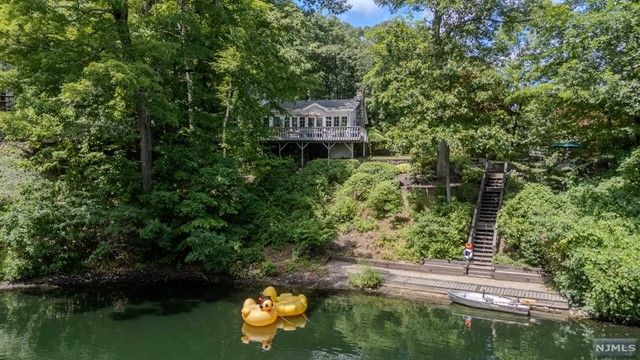 9 Ridge Road, Bloomingdale, NJ 07403