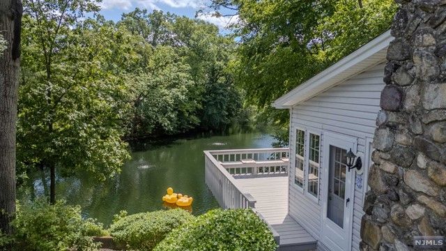 9 Ridge Road, Bloomingdale, NJ 07403
