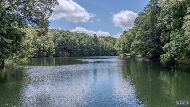 9 Ridge Road, Bloomingdale, NJ 07403