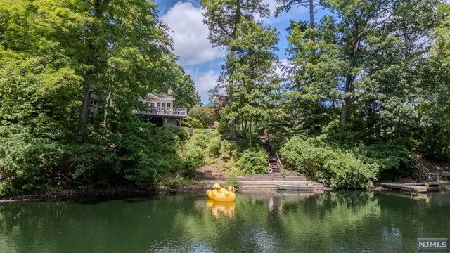 9 Ridge Road, Bloomingdale, NJ 07403