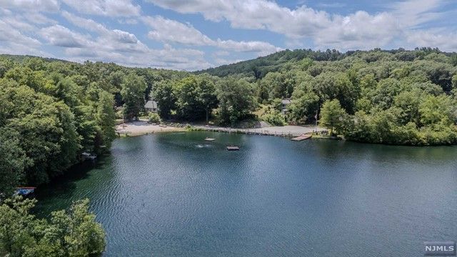 9 Ridge Road, Bloomingdale, NJ 07403
