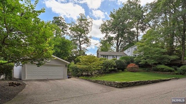 9 Ridge Road, Bloomingdale, NJ 07403