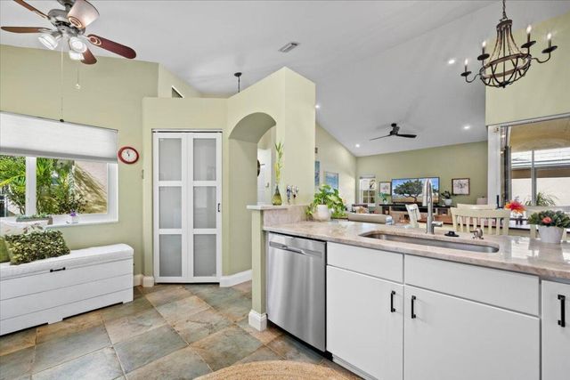 11 Dorchester Circle, Palm Beach Gardens, FL 33418