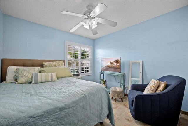 11 Dorchester Circle, Palm Beach Gardens, FL 33418