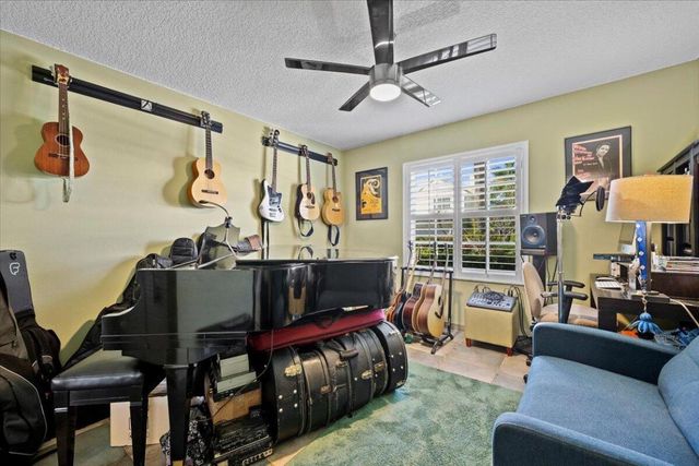 11 Dorchester Circle, Palm Beach Gardens, FL 33418