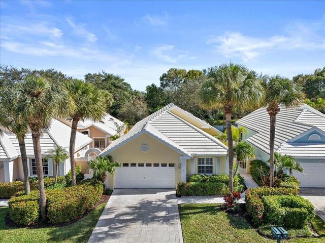 11 Dorchester Circle, Palm Beach Gardens, FL 33418