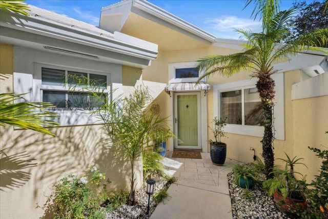 11 Dorchester Circle, Palm Beach Gardens, FL 33418