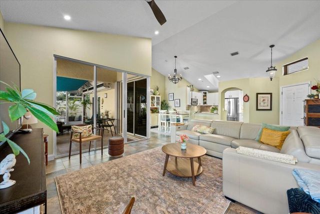 11 Dorchester Circle, Palm Beach Gardens, FL 33418