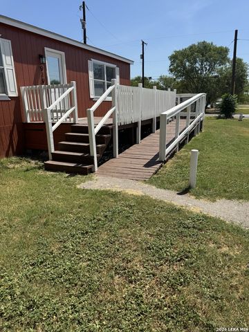 919 KAYROE RD, Adkins, TX 78101