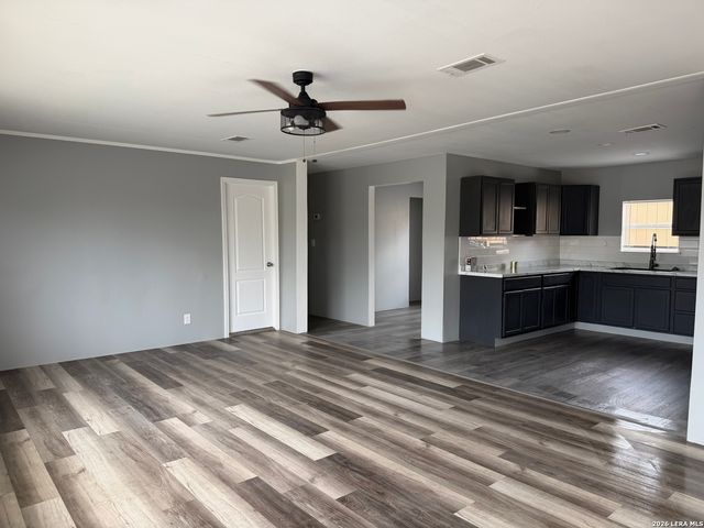 919 KAYROE RD, Adkins, TX 78101