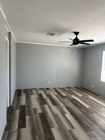 919 KAYROE RD, Adkins, TX 78101