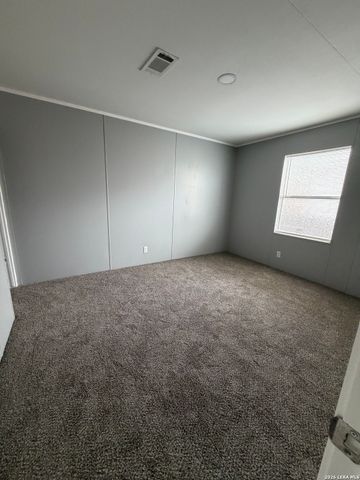 919 KAYROE RD, Adkins, TX 78101