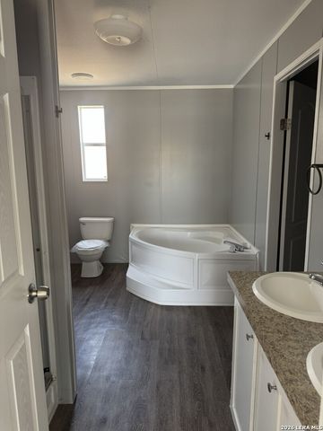 919 KAYROE RD, Adkins, TX 78101
