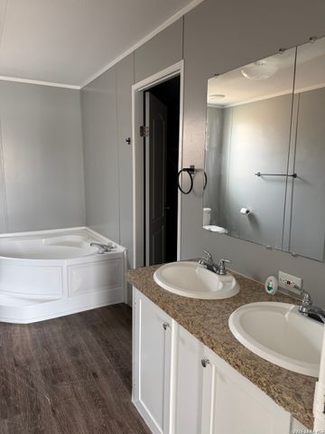 919 KAYROE RD, Adkins, TX 78101