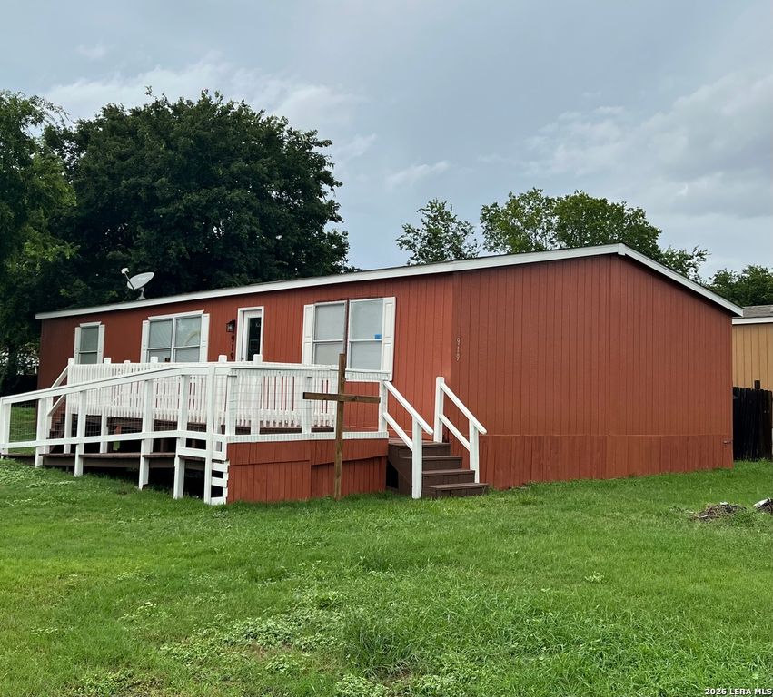 919 KAYROE RD, Adkins, TX 78101