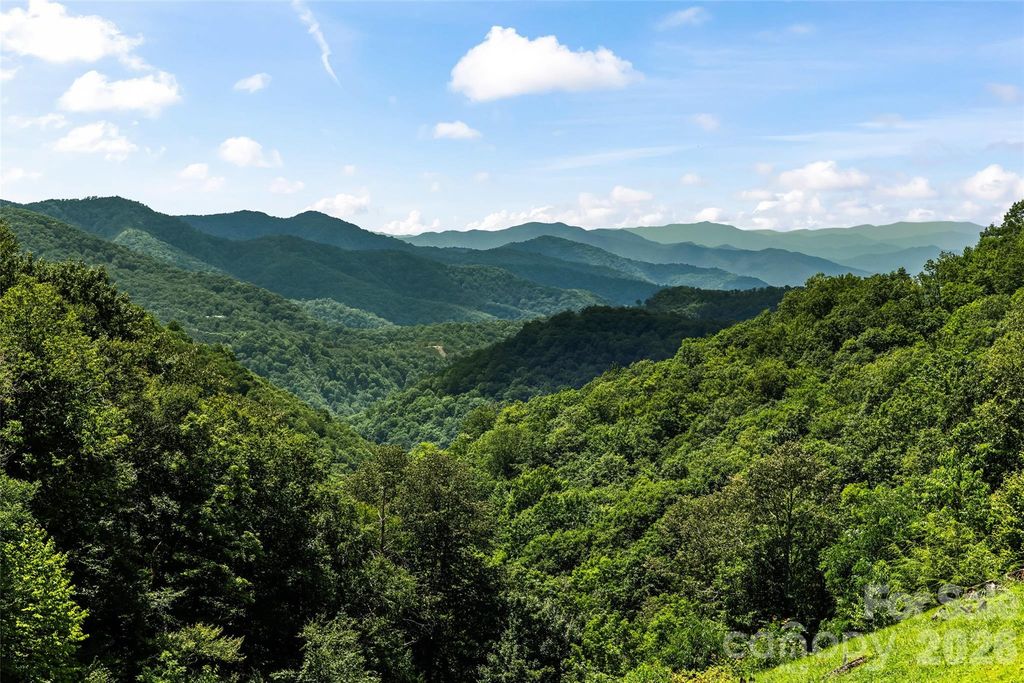 670 Parkway Drive, Maggie Valley, NC 28751