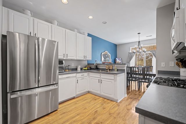 302 Tower Hill Drive 302, St. Charles, IL 60175