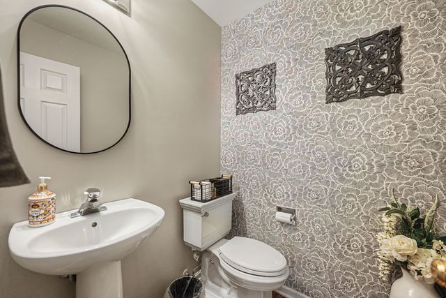 302 Tower Hill Drive 302, St. Charles, IL 60175