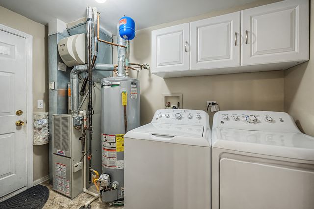 302 Tower Hill Drive 302, St. Charles, IL 60175