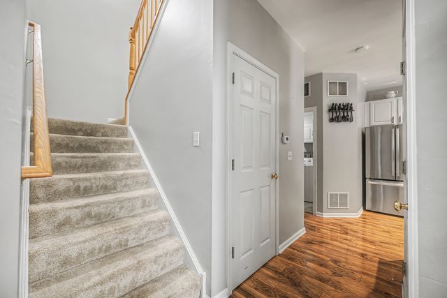 302 Tower Hill Drive 302, St. Charles, IL 60175